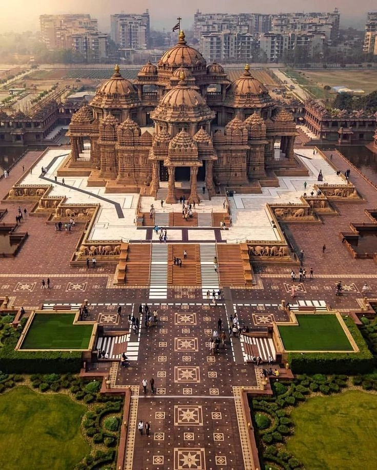 Contact Easy Cab India in Delhi to visit the Akshardham Temple.