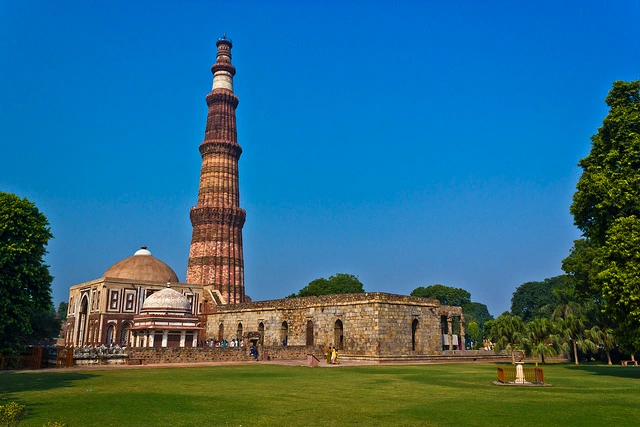kutub minar delhi taxi service sightseeing india