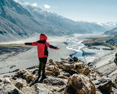 ladakh taxi service mountain adventure travel india
