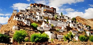 ladakh group travel taxi service adventure tour india