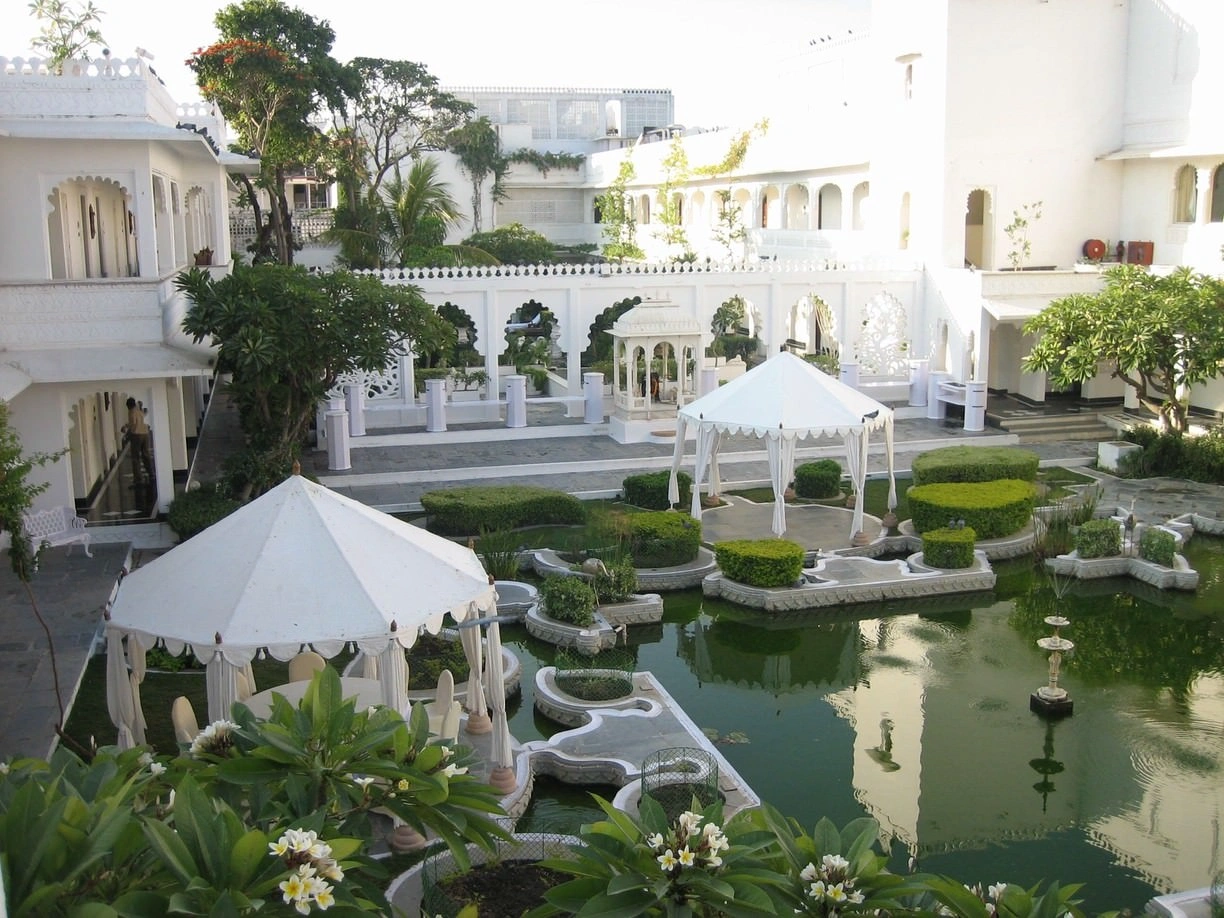 taj lake palace udaipur taxi service luxury travel